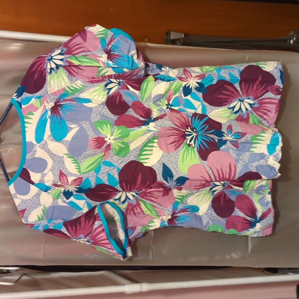 Scrub top - Picture 2 of 4